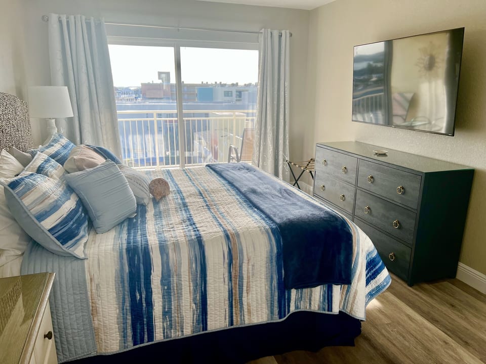 King Master w/plush bedding, smart TV, balcony views of beach & Johns Pass