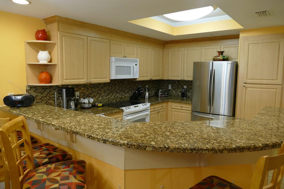 Gourmet Kitchen w/Granite Counters & Breakfast Bar, SS Fridge  