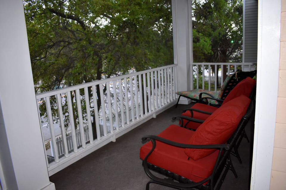 view large screened porch with table & chairs and chaise lounge