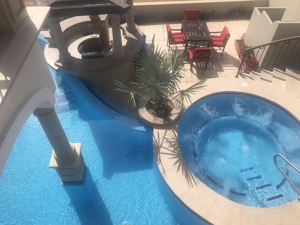huge pool w shim up bar, outdoor kitchen, hot tub