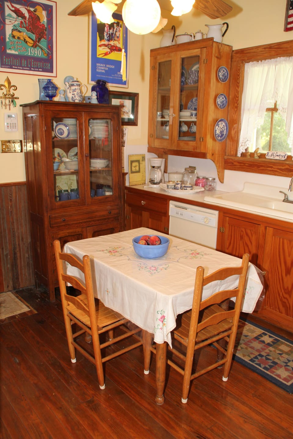 Small kitchen with
beaded waynescoating