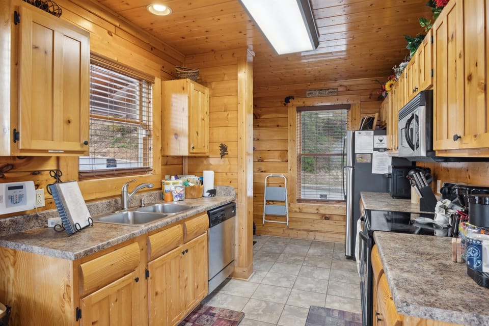 - Fully equipped kitchen with stainless steel appliances and cabin charm   - Prepare home-cooked meals with mountain views through every window   - Functional layout for effortless cooking and cozy dining moments