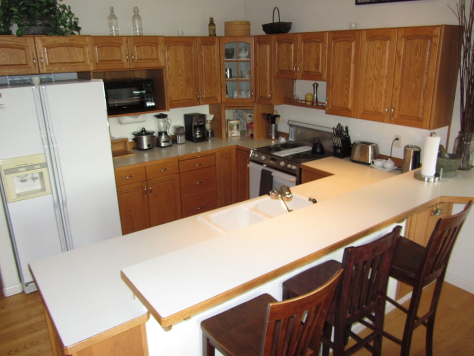 Kitchen has everything you need for cooking up a storm!