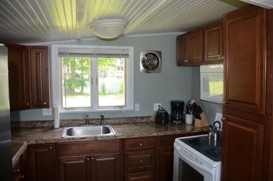 Eat-In Kitchen