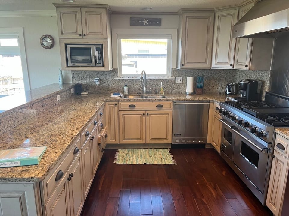 Viking appliances, fully stocked kitchen
