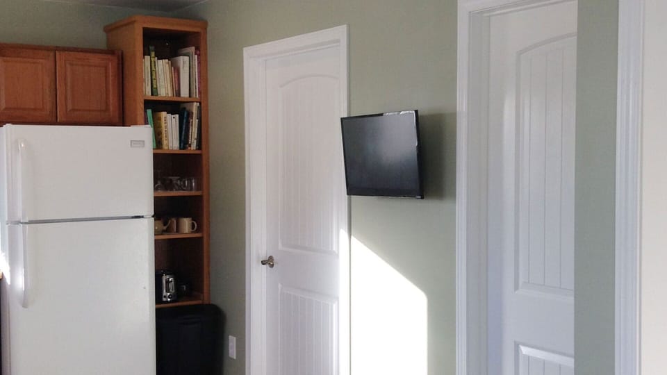 Cookbooks, Montana books, pantry items, and a smart TV connected to Wi-Fi 