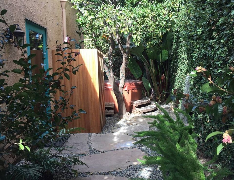 External shower behind guest house