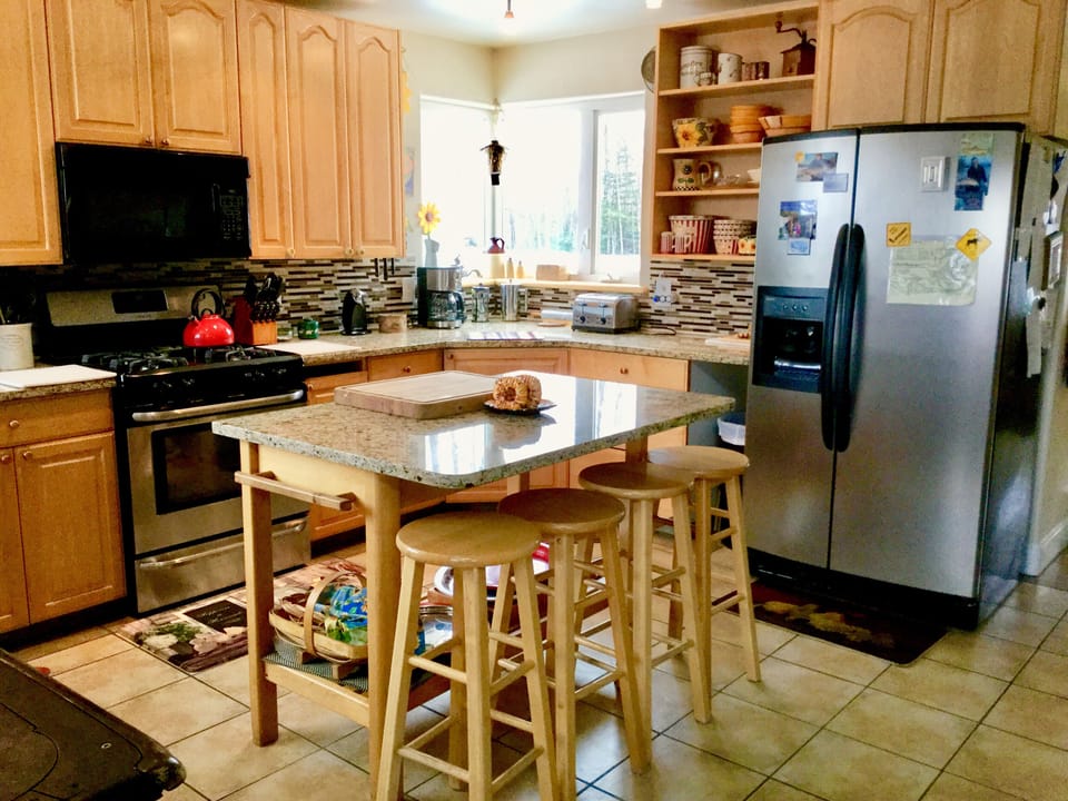 Large fully appointed  modern kitchen, granite  counter tops  & breakfast bar