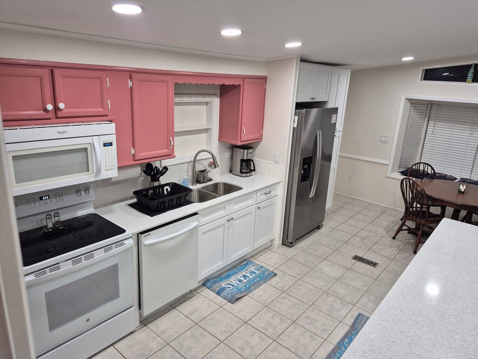 Newly renovated Kitchen, upper cabinets & backsplash reno planned in April '26 