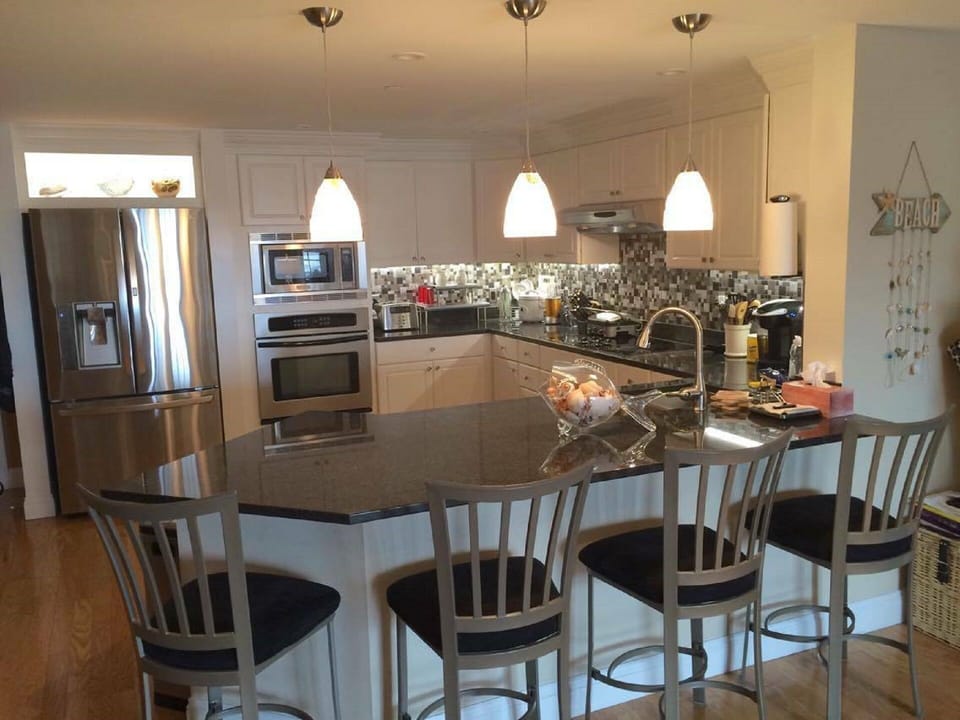 Kitchen breakfast bar