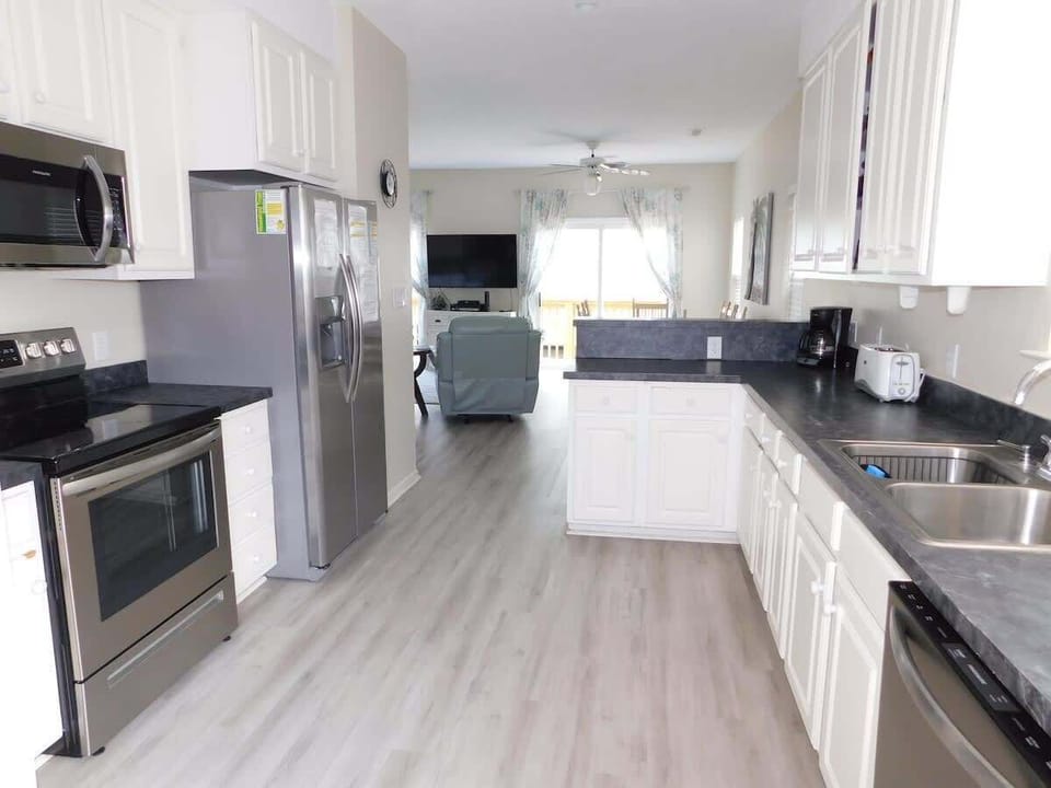 Fully equipped kitchen with new appliances