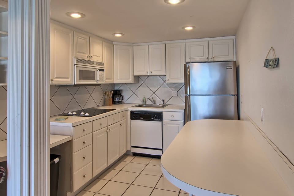 Basement kitchen--fully equipped and perfect for entertaining.