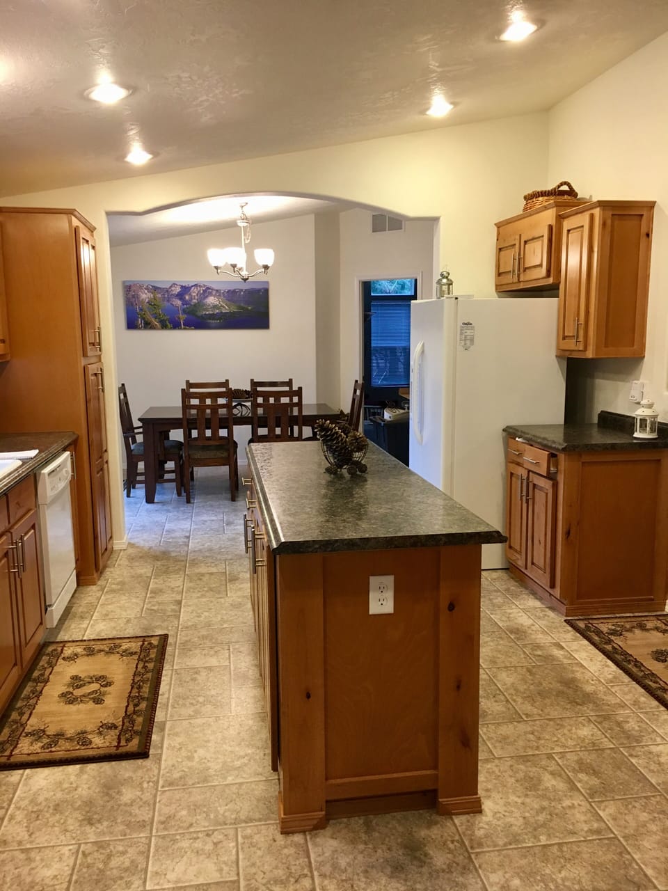 Large kitchen w/island dining table sits 8 comfortably w/additional leaf