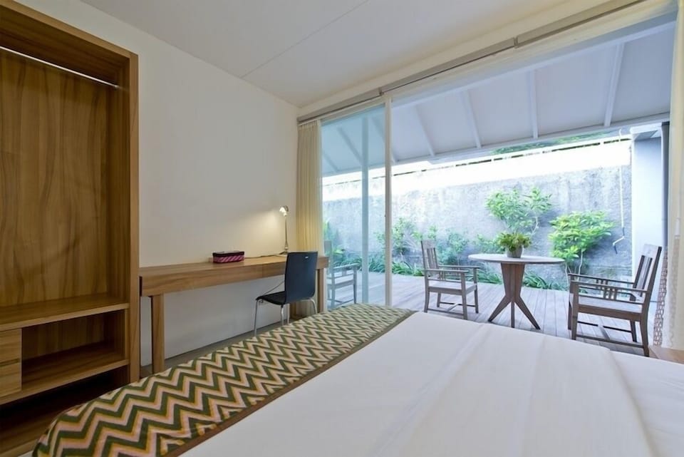 7' walk to beach/shops, spacious & quiet