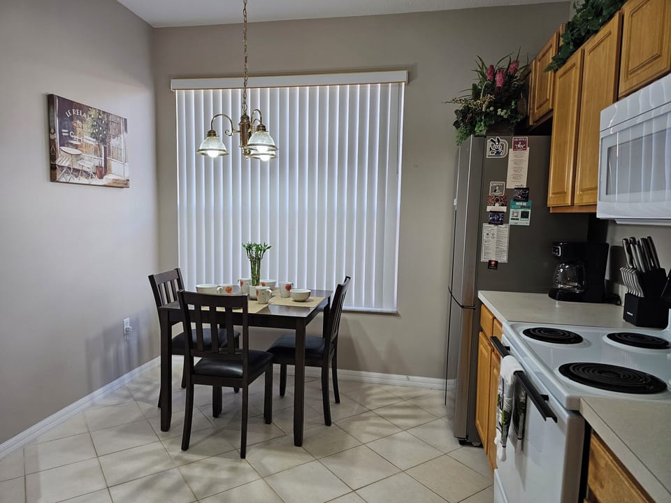 Eat-in Kitchen