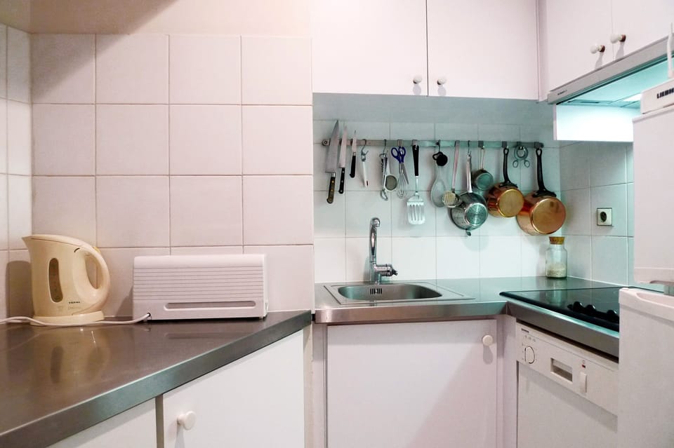 Kitchen is fully equipped and decorated with tiles
