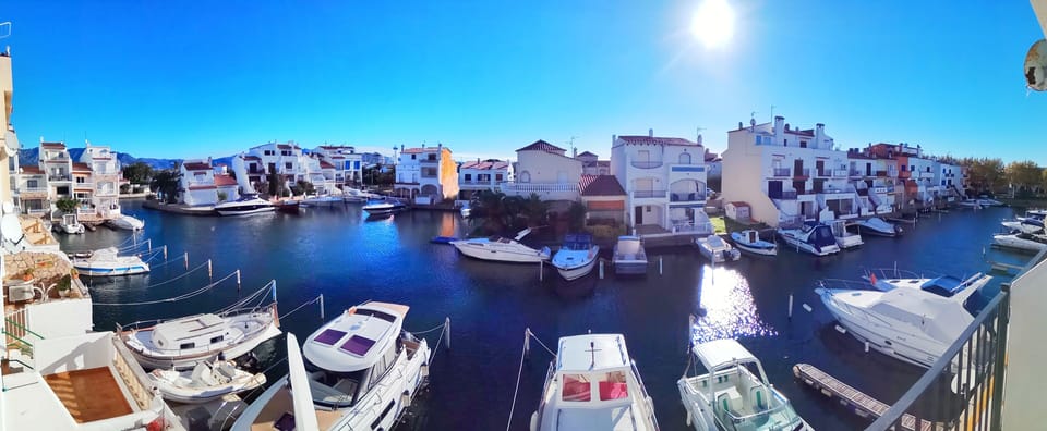 Beautiful T2 renovated, with bikes, on the water, beach on foot, full center. Apartment in Alt Empordà