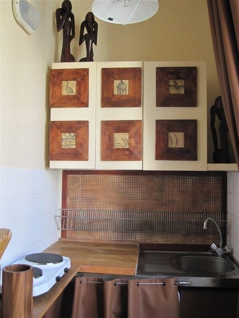  washer/dryer under sink, refigerator, oven, microwave,storage space not showing