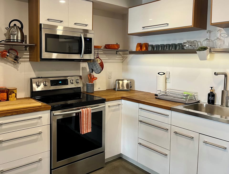 Full kitchen.