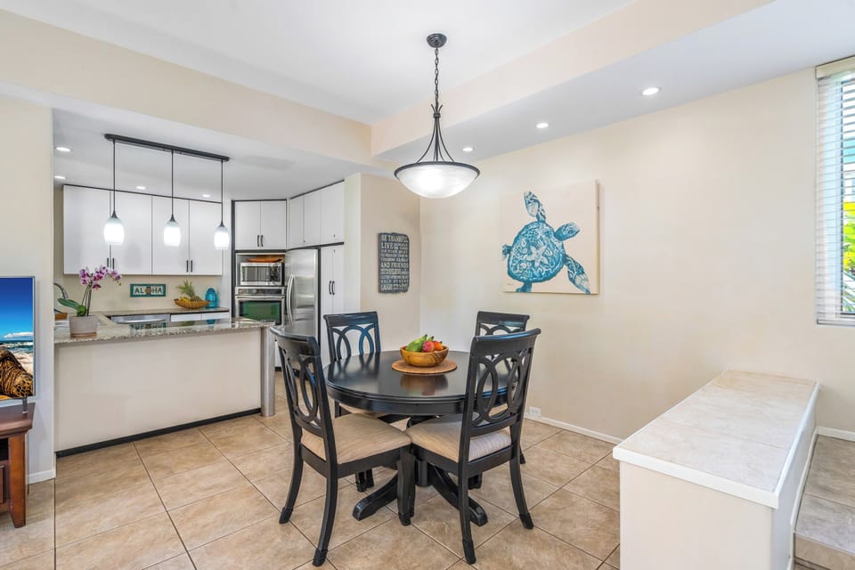 Dining area seats 4 guests. Room to work remotely. HI SPEED 400+ FREE INTERNET