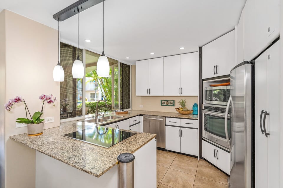 Kitchen w/ SS Upgraded appliances, frig w/ ice/water, granite counters, stocked