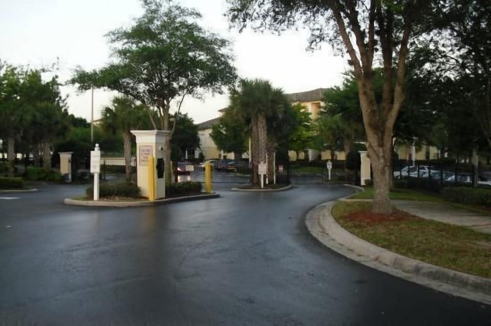 Electronically secured entrance gates 