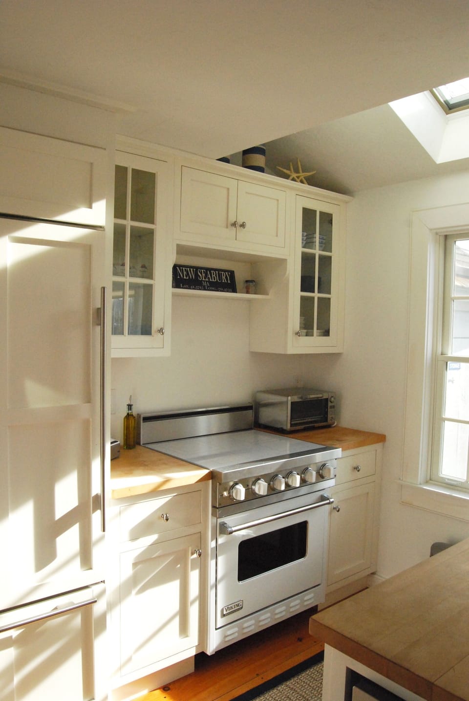 High-end appliances including a Viking range and Sub-Zero refrigerator.