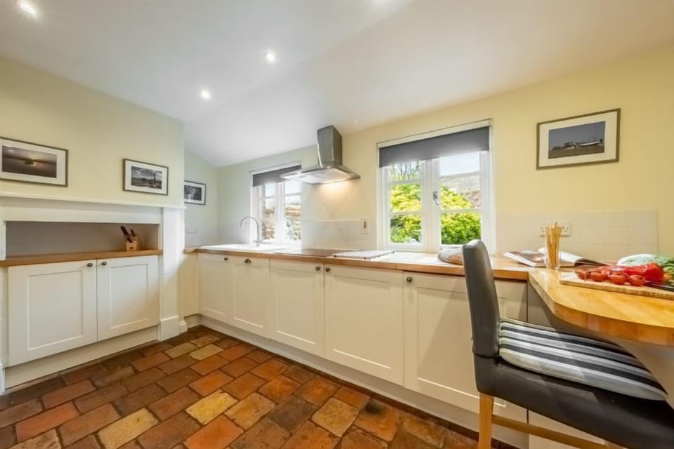 Ground floor: Kitchen with ample worktop space