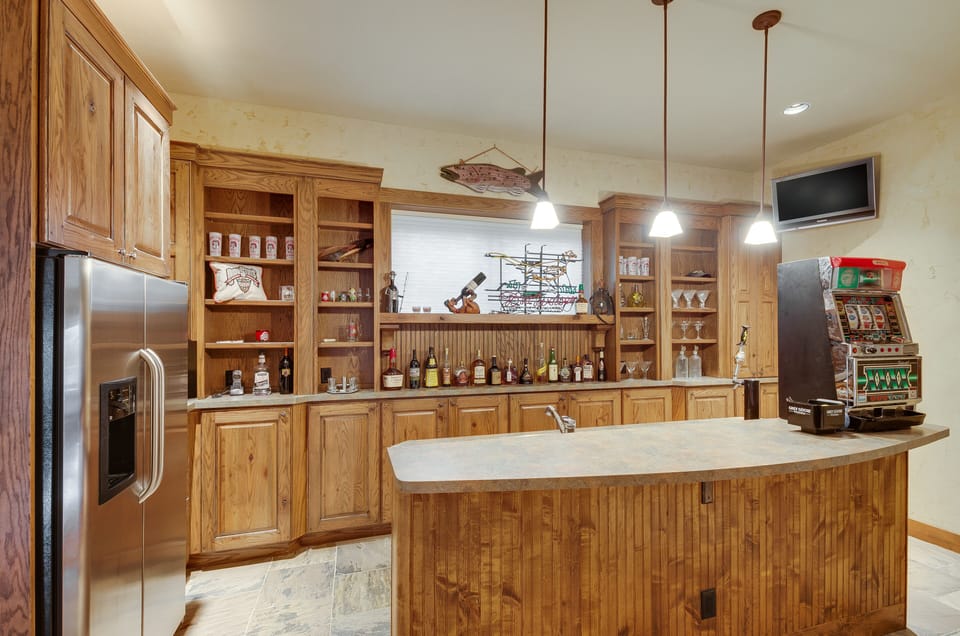 Bar in lower level