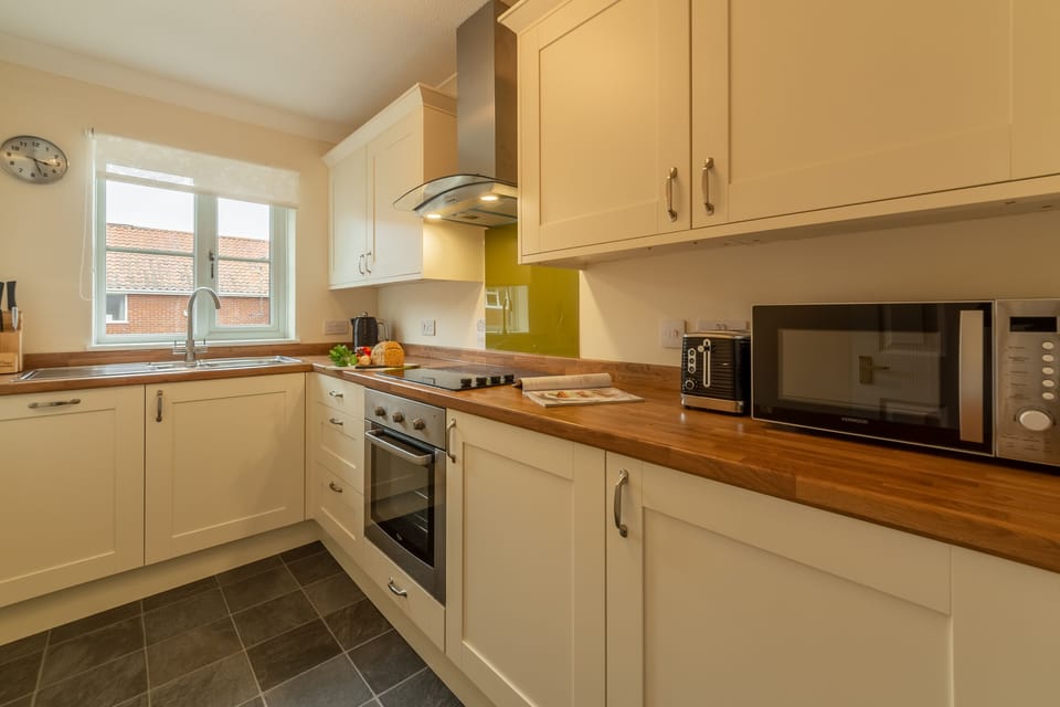 First floor: Well-equipped kitchen