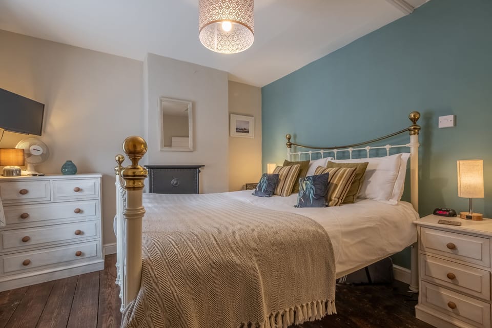 Sea Lavender Cottage, Burnham Market: Master bedroom with king-size bed
