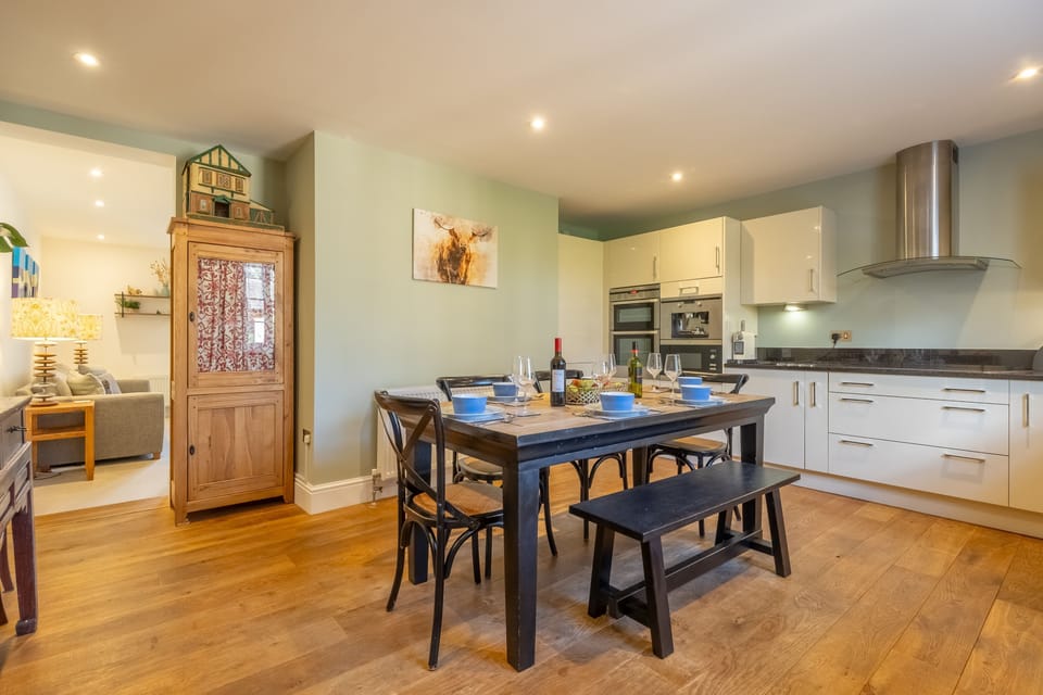 Ground floor: Well-equipped kitchen with dining area