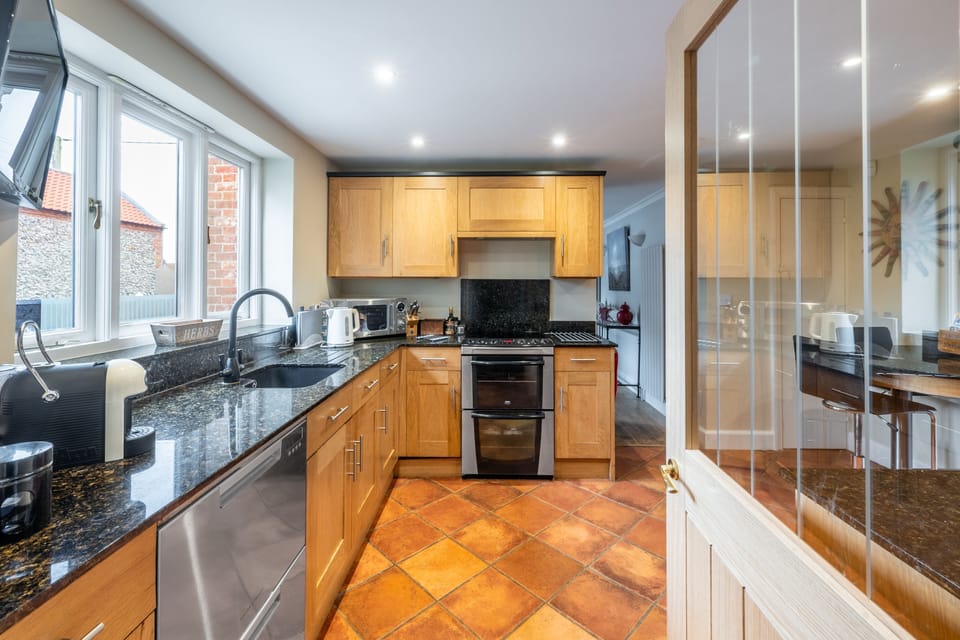 Ground floor: Beautiful modern well-equipped kitchen