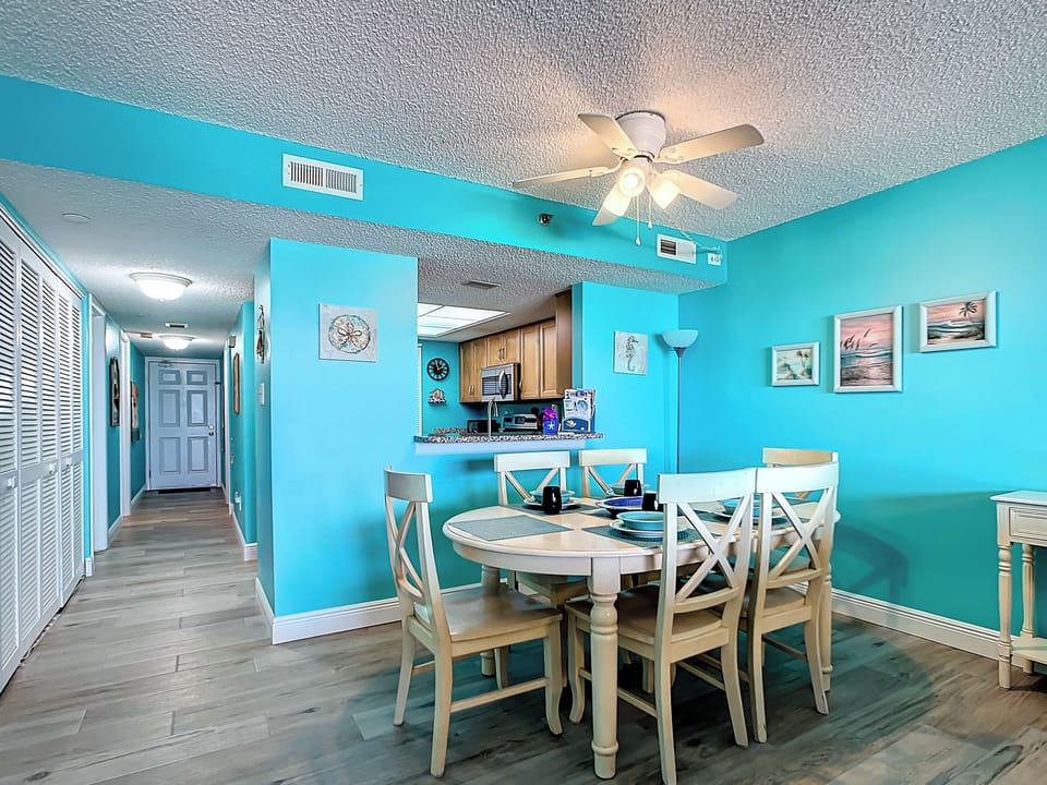 Dinning room seats 6