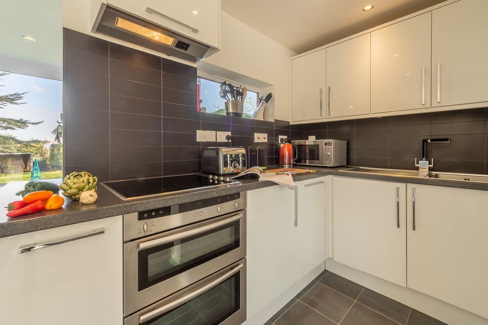 Ground floor: Kitchen with modern appliances