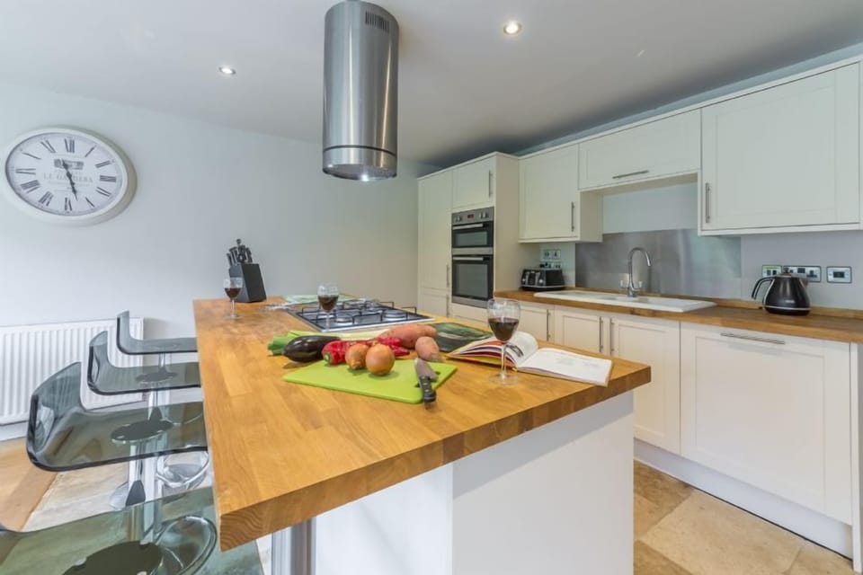 Ground floor: Well-equipped kitchen with central island