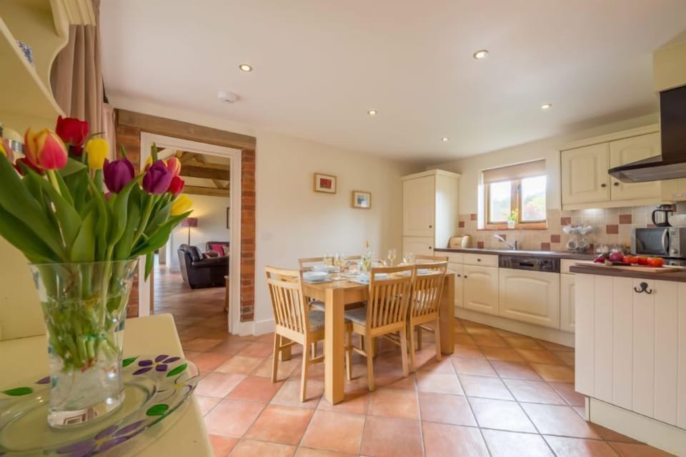 The Dairy, Great Massingham: Pretty and well-equipped kitchen with dining table