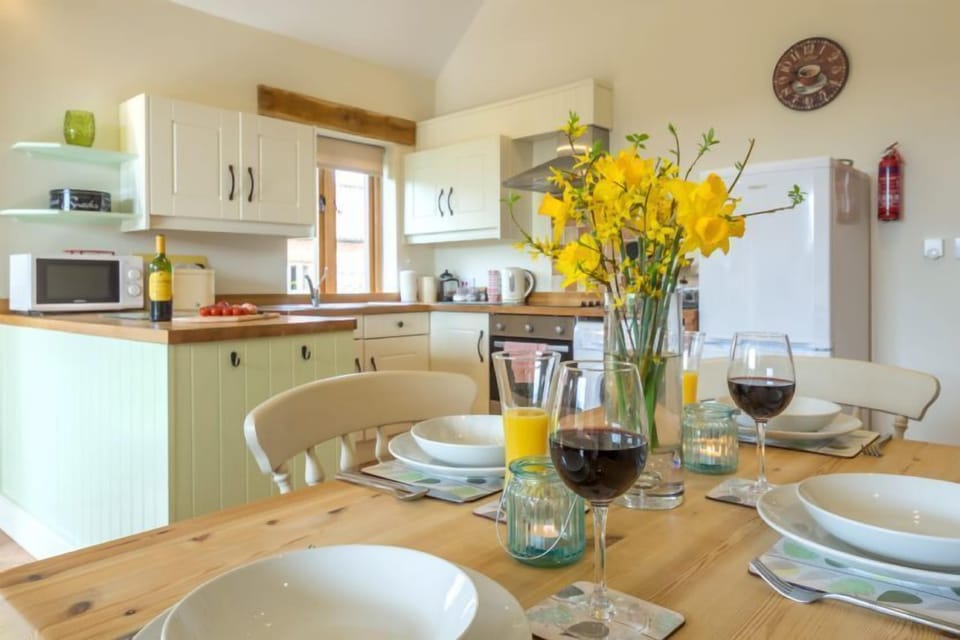 The Cart Lodge, Great Massingham: A lovely kitchen with dining area