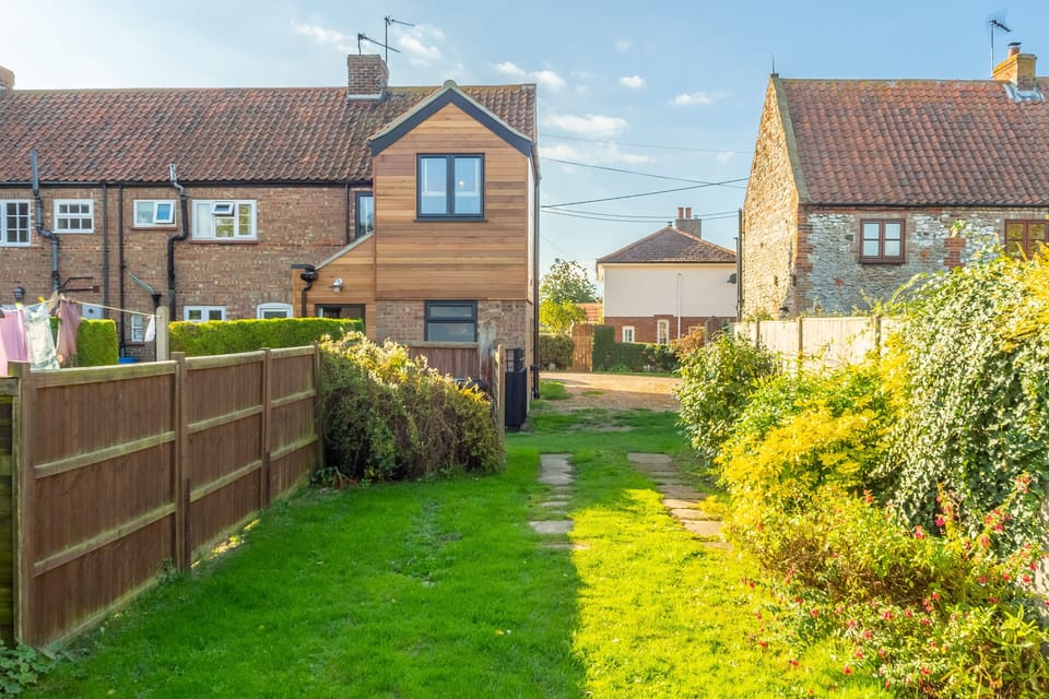 Barnwell Cottage, Holme-next-the-Sea: Lawned area of garden