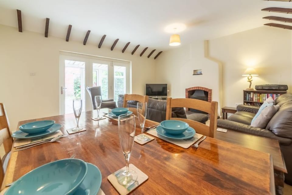 Open plan sitting/dining room