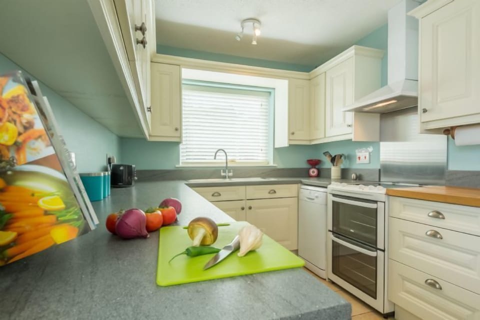 Well-equipped fitted kitchen