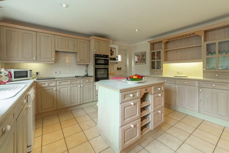Ground floor: Well-equipped kitchen