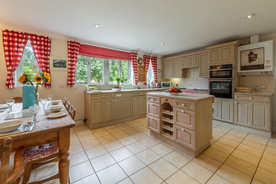 Ground floor: Spacious kitchen