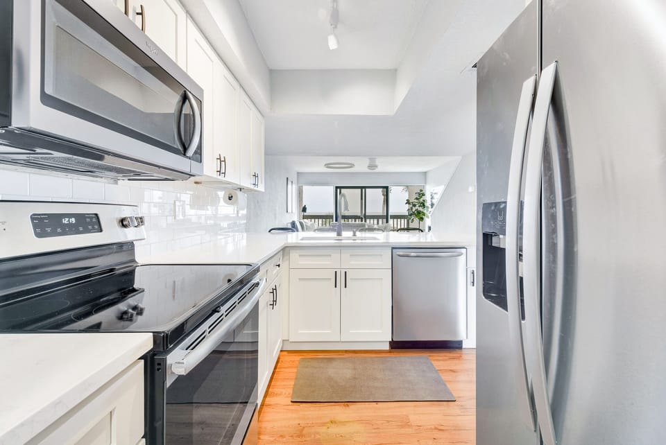 Fully Equipped Kitchen - Stainless Steel Appliances