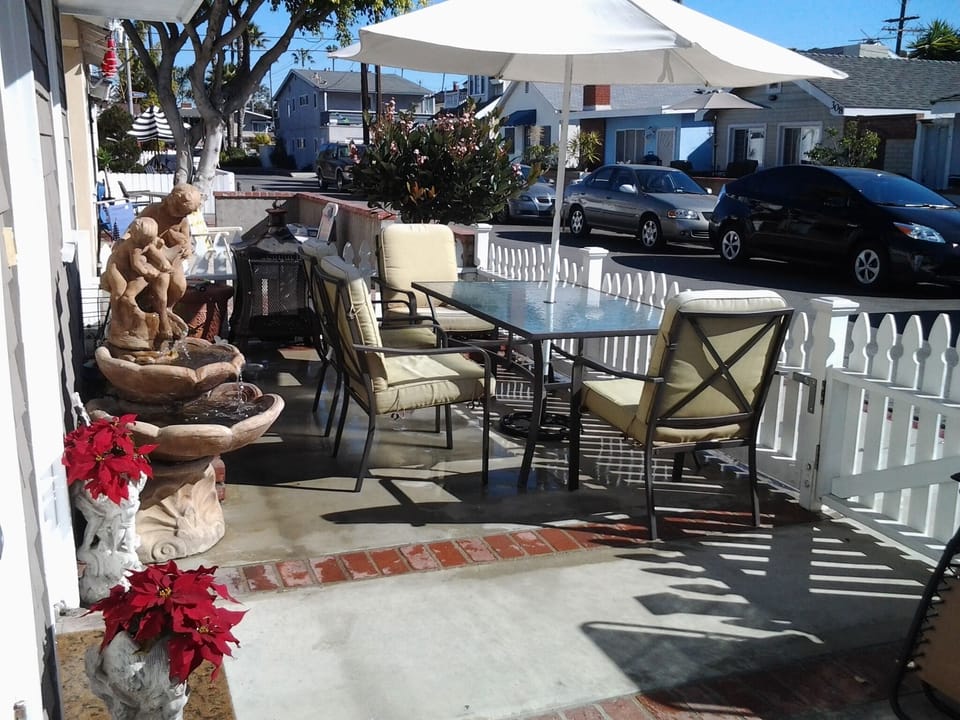 Large front patio with BBQ. Completly fenced in.