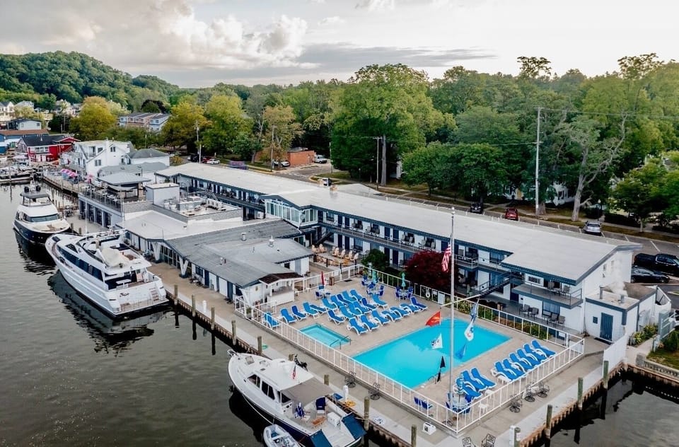 RNR nesters enjoy access to the Ship n Shore Hotel waterfront pool and hot tub!