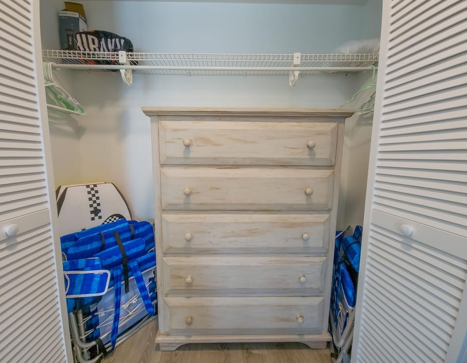 26 Guest Bedroom Closet