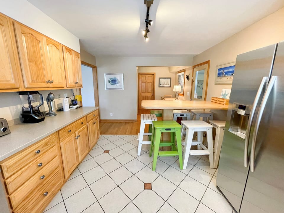 Kitchen (Alternate View)