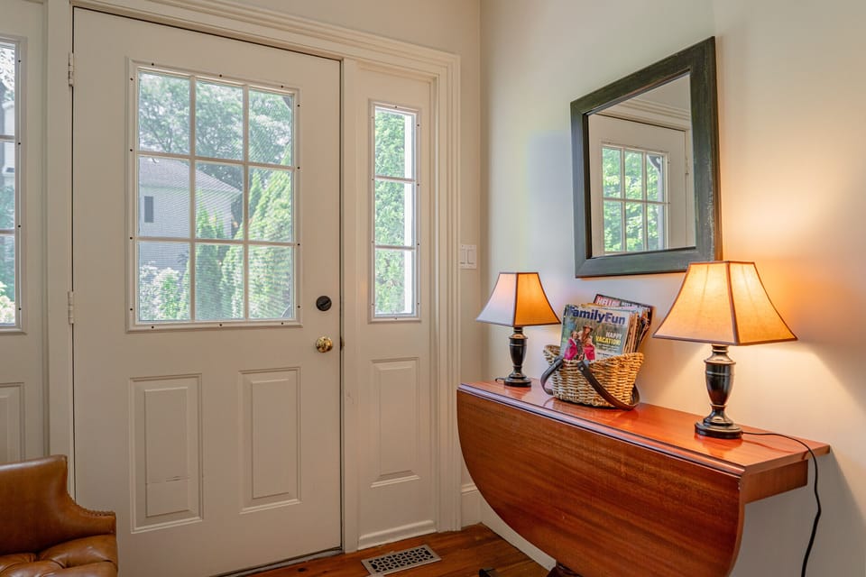 Access from the living room to the back patio - Arbour House - Niagara-on-the-Lake