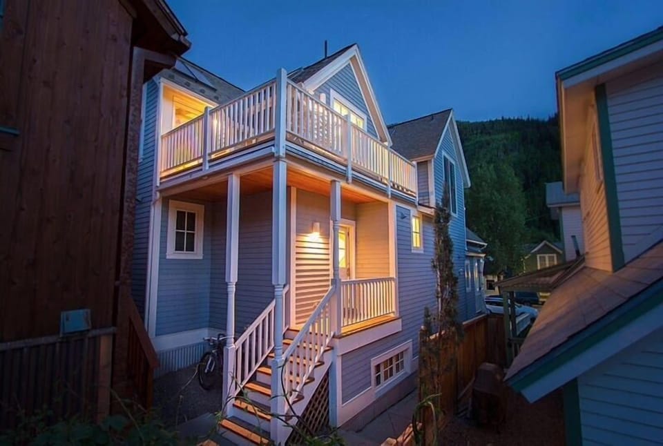 Porch, Entrance , Deck of w spectacular views